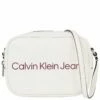 Calvin Klein Jeans Umhängetasche Sculpted Camera Bag Ivory -Aufbewahrungstasche Geschäft 0 0164bef4d6dbfe9 1280x1280