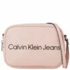 Calvin Klein Jeans Umhängetasche Sculpted Camera Bag Pale Conc