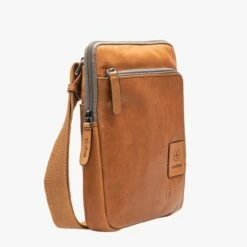 Strellson Umhängetasche Hyde Park Shoulderbag XSVZ Cognac -Aufbewahrungstasche Geschäft 0 026438c875cbf3b 1280x1280