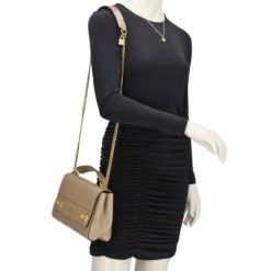 Guess Umhängetasche Katey Flap Shoulder Bag Taupe -Aufbewahrungstasche Geschäft 0 026494eec237b57 1280x1280