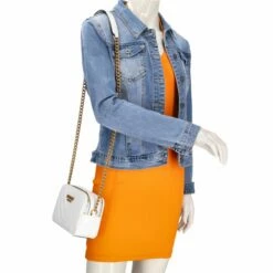 Guess Umhängetasche Jania Crossbody Camera Bag White -Aufbewahrungstasche Geschäft 0 02654eb6b0281e4 1280x1280