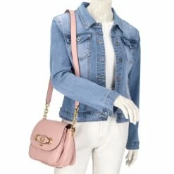 Guess Umhängetasche Izzy Peony Tri Compartment Flap Aprico Rose Logo -Aufbewahrungstasche Geschäft 0 026584c3af4e187 1280x1280