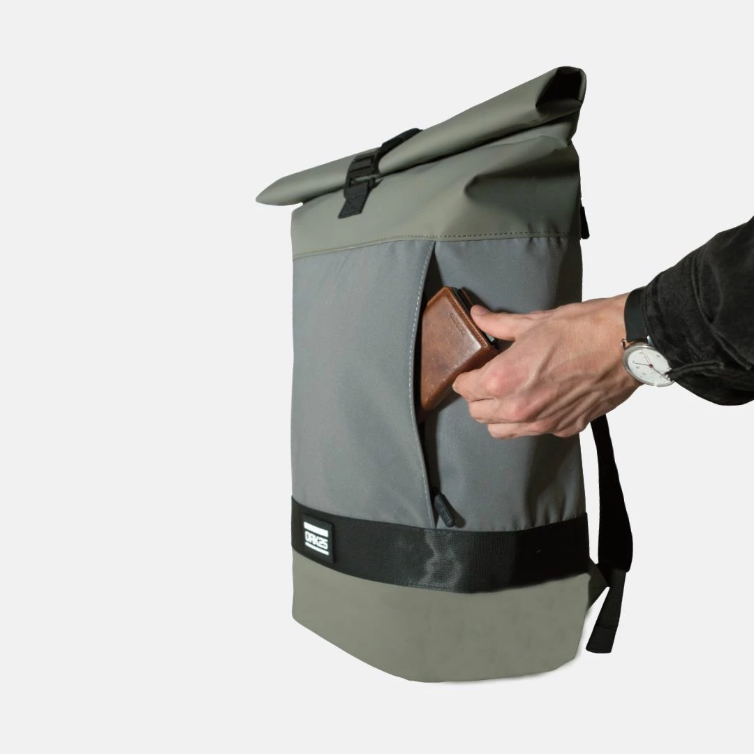 OAK25 Rucksack Reflective Rolltop 22l Oliv/salbei + Silber 5 OAK25 Rucksack Reflective Rolltop 22l Oliv/salbei + Silber – Bild 3