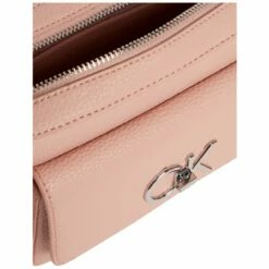 Calvin Klein Umhängetasche RE-Lock Camera Bag With Flap PBL Cafe Au Lait 8 Calvin Klein Umhängetasche RE-Lock Camera Bag With Flap PBL Cafe Au Lait -Aufbewahrungstasche Geschäft 0 036446fc4c75e63 1280x1280