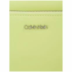 Calvin Klein Umhängetasche CK Must Camera Bag W/PCKT LG Spirit Green -Aufbewahrungstasche Geschäft 0 036446fc57bbbb3 1280x1280
