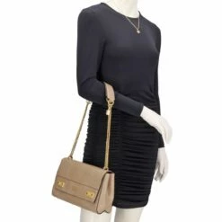 Guess Umhängetasche Katey Flap Shoulder Bag Taupe -Aufbewahrungstasche Geschäft 0 036494eec4c631c 1280x1280