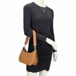 Guess Beuteltasche Meridian Mini Top Zip Shoulder Bag Cognac -Aufbewahrungstasche Geschäft 0 0364d55ee00da08 1280x1280