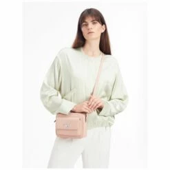 Calvin Klein Umhängetasche RE-Lock Camera Bag With Flap PBL Cafe Au Lait 9 Calvin Klein Umhängetasche RE-Lock Camera Bag With Flap PBL Cafe Au Lait -Aufbewahrungstasche Geschäft 0 046446fc4f6a3af 1280x1280