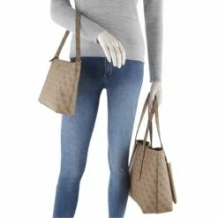 Guess Shopper Eco Brenton Tote Latte Logo 24 Guess Shopper Eco Brenton Tote Latte Logo -Aufbewahrungstasche Geschäft 0 04654c14ba6a974 1280x1280