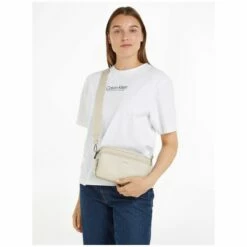 Calvin Klein Umhängetasche CK Must Camera Bag Stoney Beige -Aufbewahrungstasche Geschäft 0 0465ce97d25e242 1280x1280