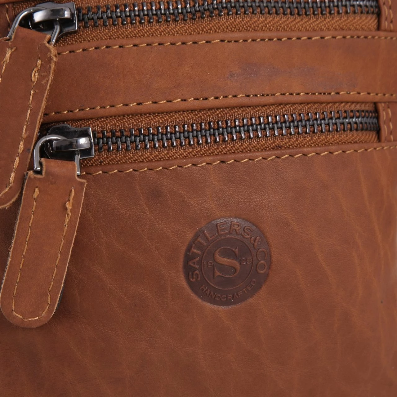 Sattlers & Co. Umhängetasche The Barn Mahkah Tan 7 Sattlers & Co. Umhängetasche The Barn Mahkah Tan – Bild 5