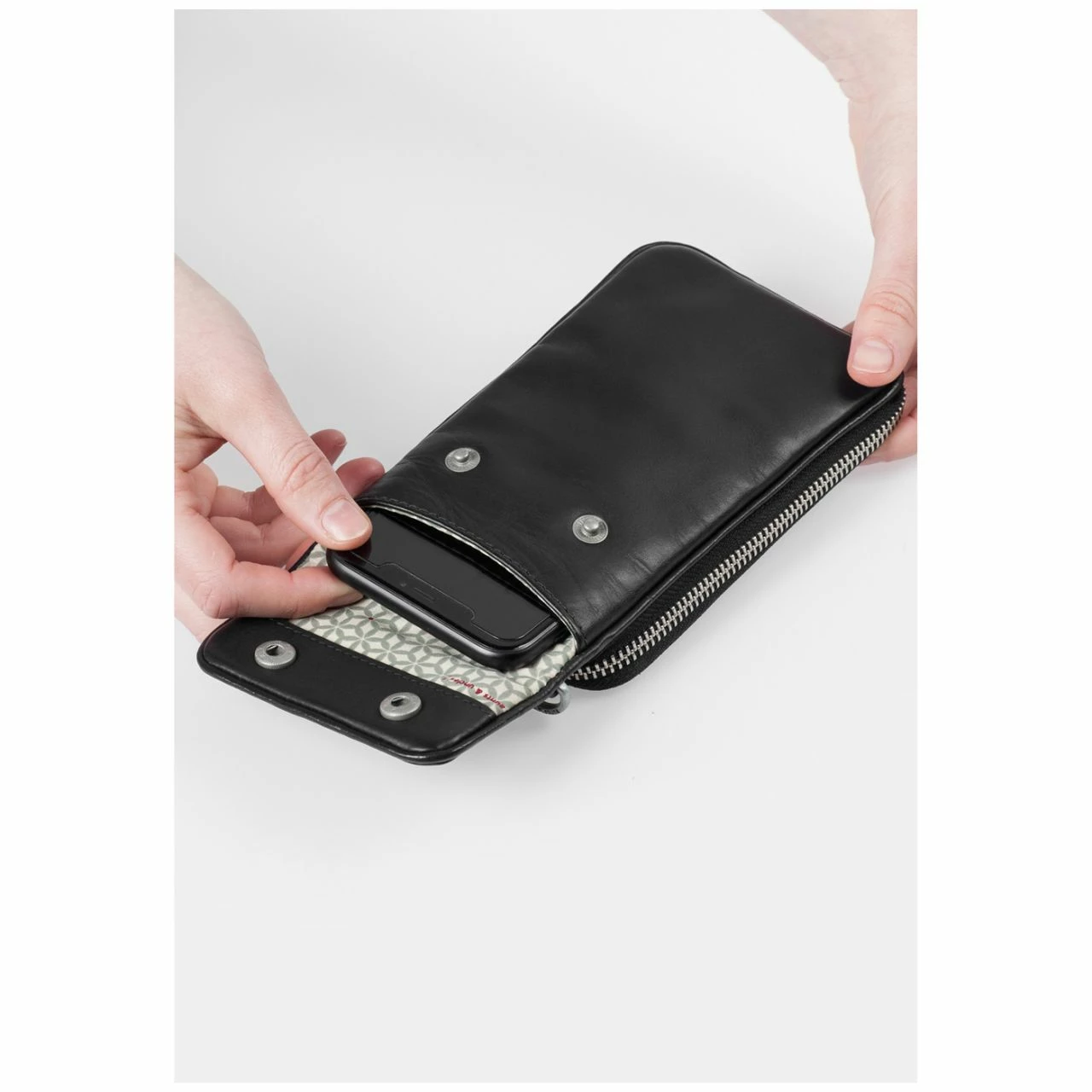 Aunts & Uncles Umhängetasche Jamie's Orchard Cloudberry Jet Black 10 Aunts & Uncles Umhängetasche Jamie's Orchard Cloudberry Jet Black – Bild 8