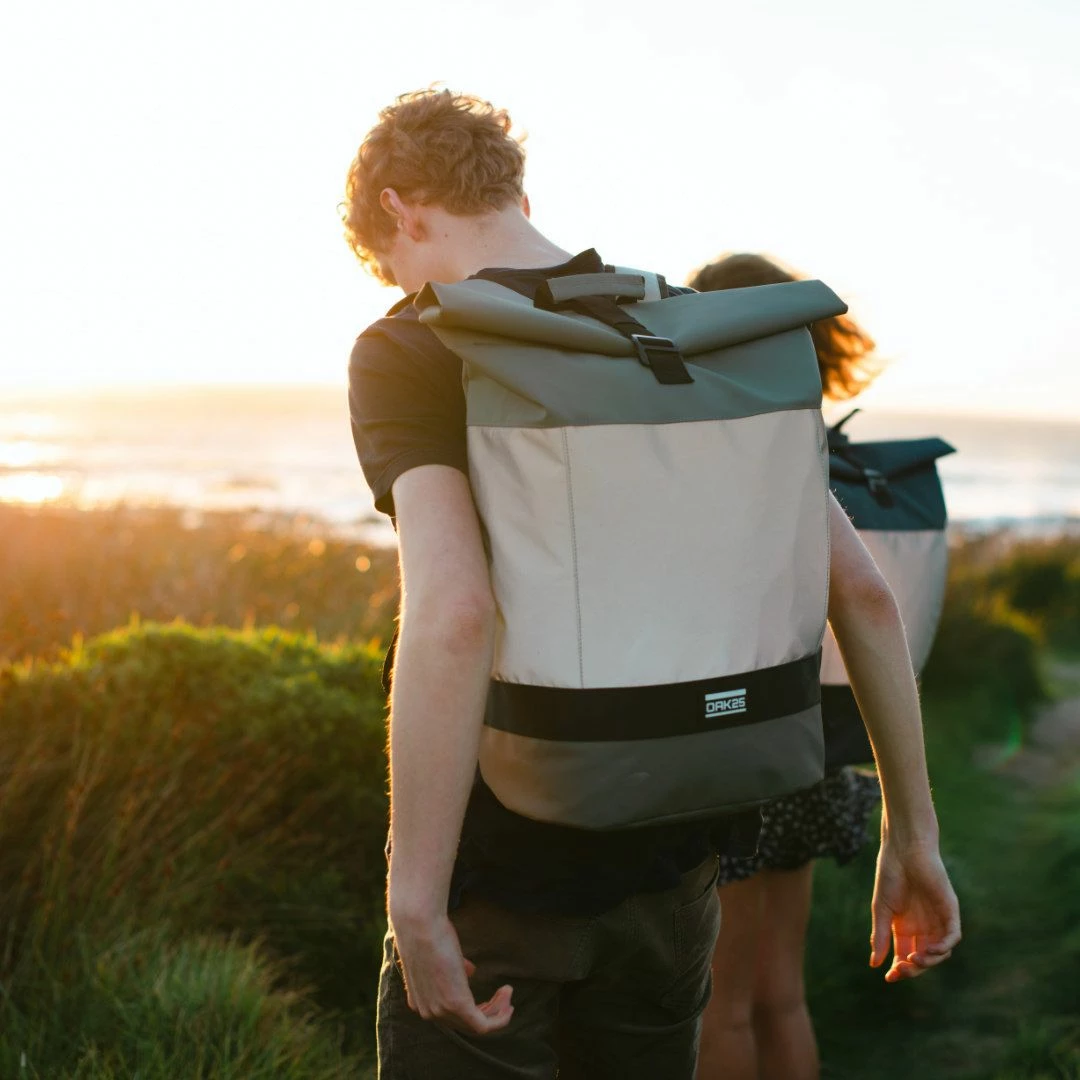 OAK25 Rucksack Reflective Rolltop 22l Oliv/salbei + Silber 12 OAK25 Rucksack Reflective Rolltop 22l Oliv/salbei + Silber – Bild 10