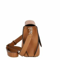 Guess Umhängetasche Meridian Flap Crossbody Cognac -Aufbewahrungstasche Geschäft 0 1364e6822598a96 1280x1280